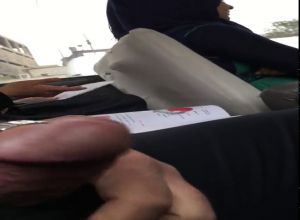 Парень в автобусе дрочит хуй перед турецкими студентками